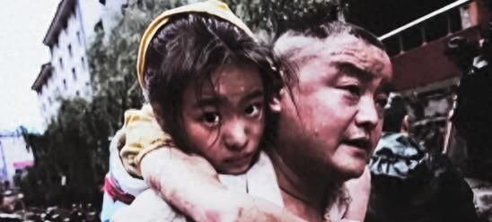 2008 年，汶川地震那会儿，11 岁的李佳芹被埋在废墟下十几小时呢，她爸可不管