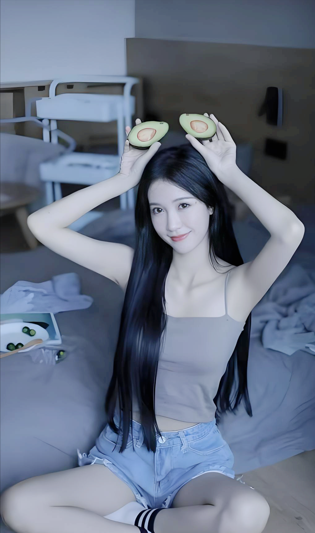 夏天不穿的少难道要冬天穿的少吗？

夏天这么热穿少一点不正常吗？

不能夏天还要