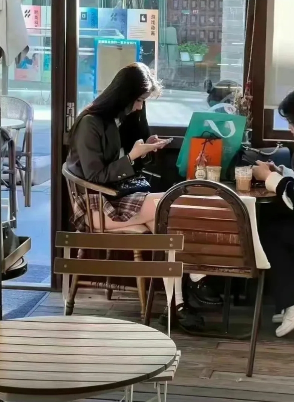 这情况你会去提醒她吗？