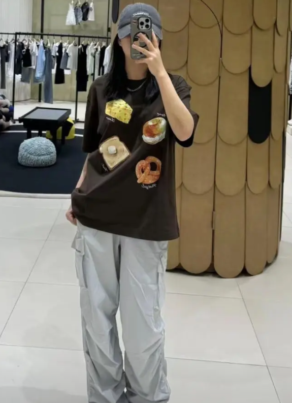 太诧异了！年轻人的消费，已经精打细算到什么地步了？

今天，服装行业意外曝出了一