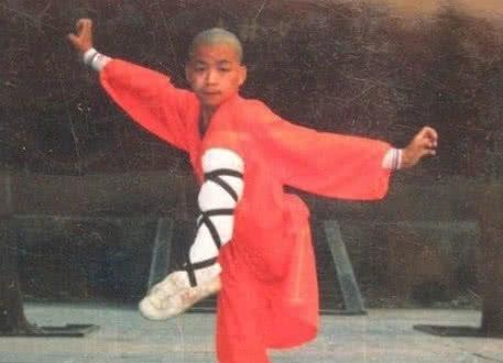 这名在练武的小武僧正是后来在影坛大名鼎鼎的明星王宝强。当初，王宝强坚定要去少林寺