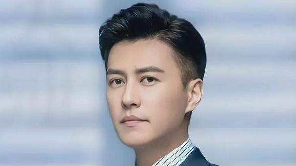 终于知道了，原来她是靳东的亲妹妹，不依靠哥哥靠努力照样能火