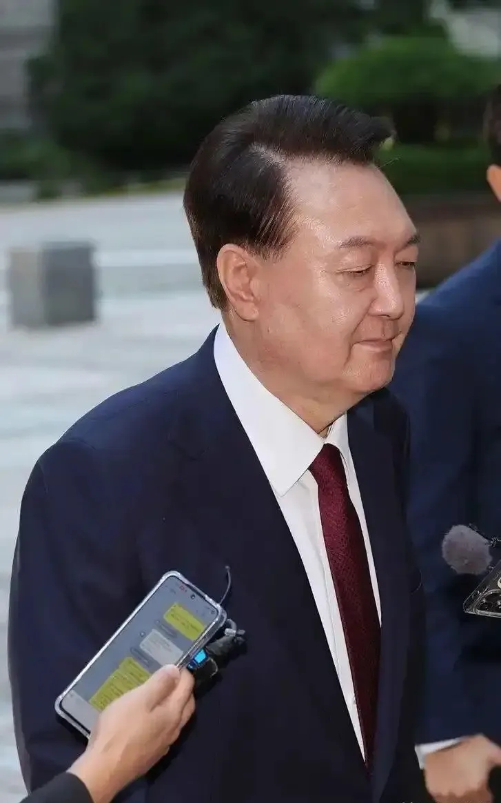 今天，2025年7月18日上午9点多，韩国前总统尹锡悦被押送到首尔中央地方法院，