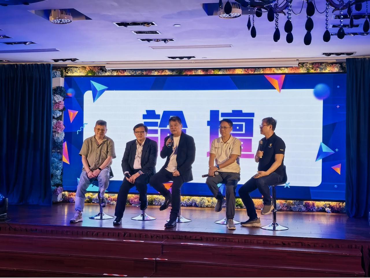 晚宴中，叻哥陈百祥，思维敏捷，杠杠的，爱国大V[呲牙][赞][赞]