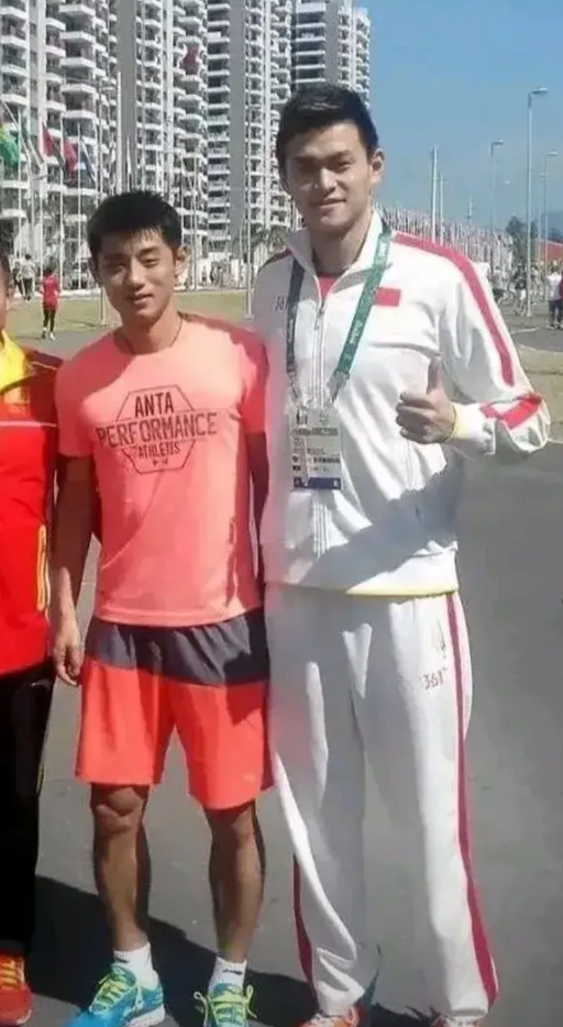 张继科大满贯的时候退出国家队，还有孙杨被禁赛长达8年的事情很蹊跷，其实这两件事情