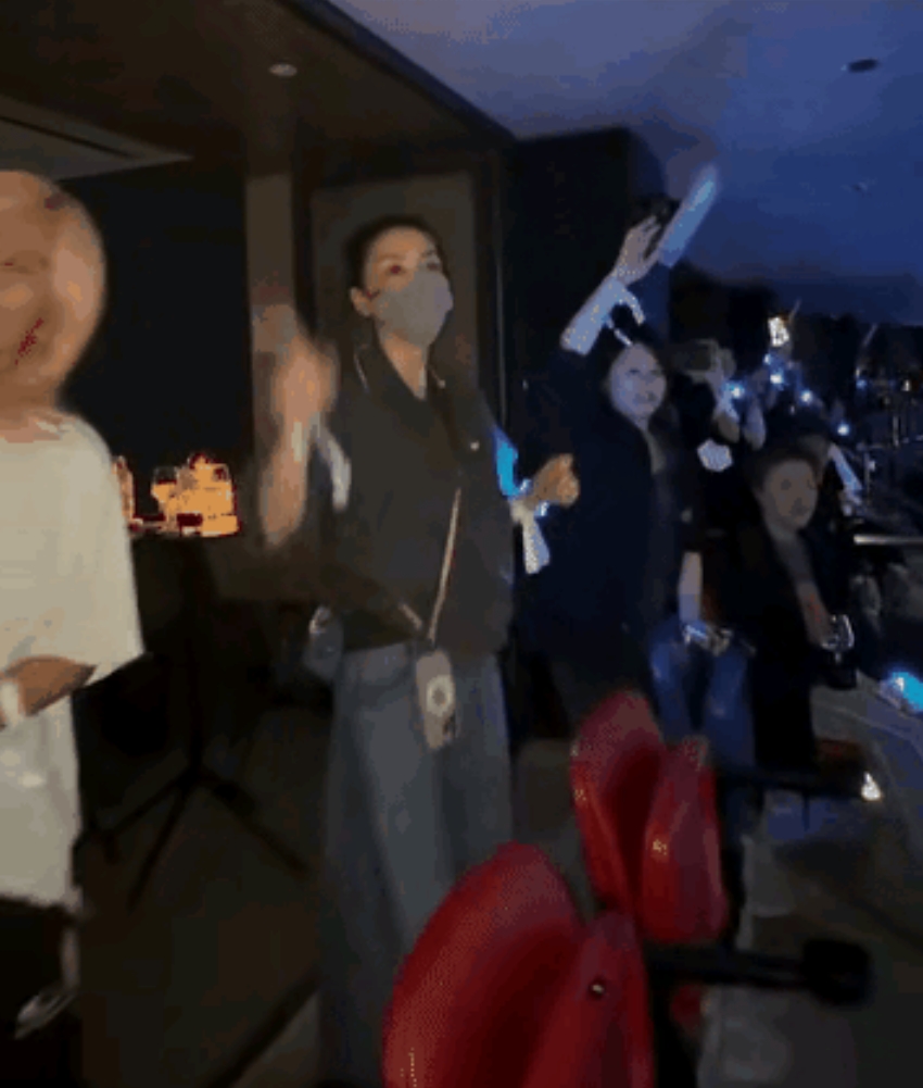 锋菲恋再掀舆论风暴！演唱会现场王菲随音乐摇摆似少女，却被质疑