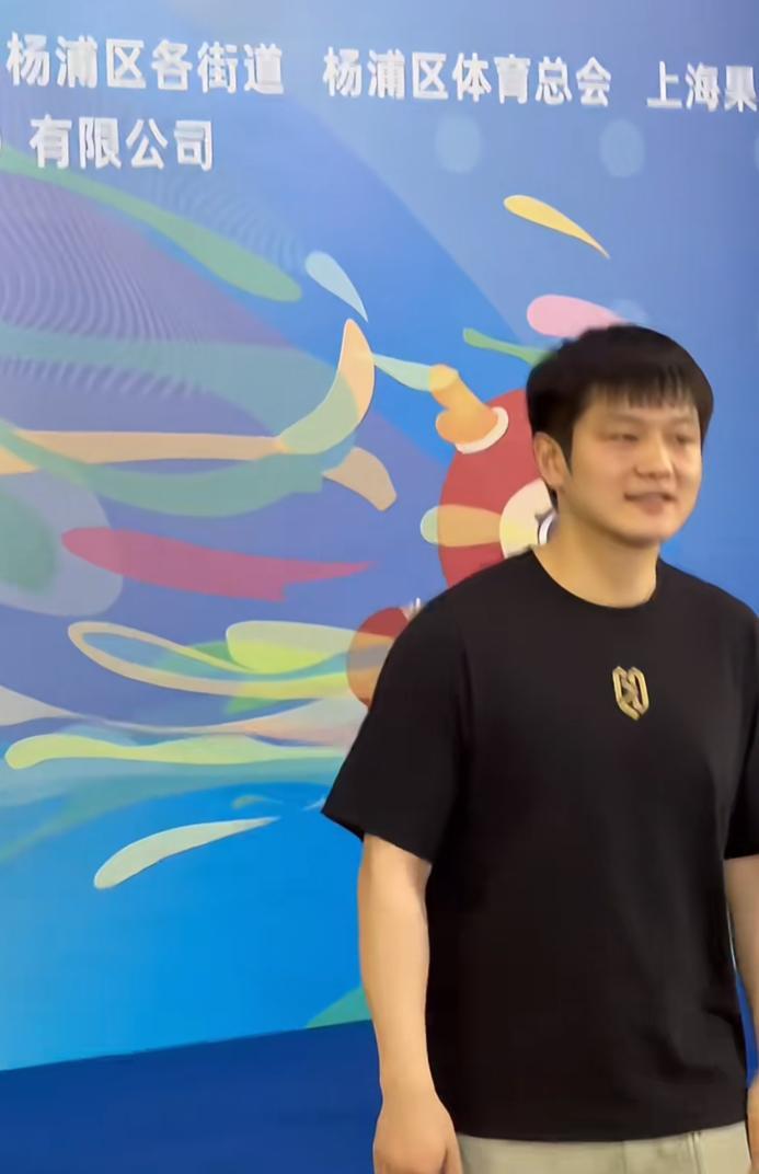 樊振东原来一直都在上海崇明训练基地
封闭训练！
上个月乒超联赛第一阶段结束，
上