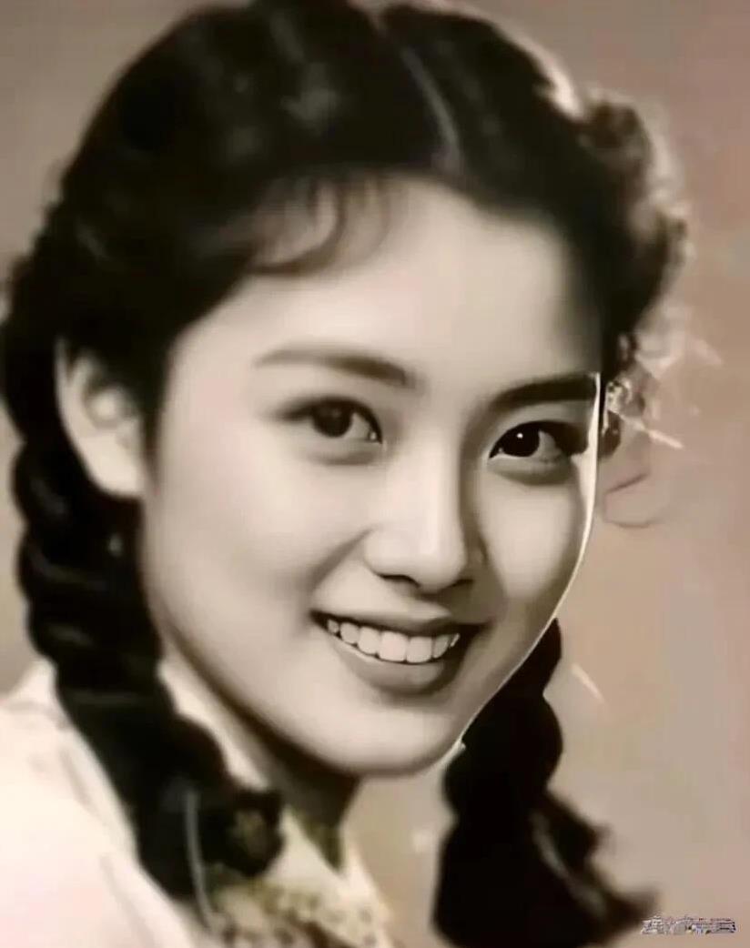 这是八十年代的素颜美女，比周涛美多了。她的五官端正，不整容，是天然的，不加修饰的