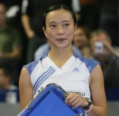 1999年四川一女孩拿到世界冠军后，被教练踢出国家队，谁知4年后，她加入法国籍，