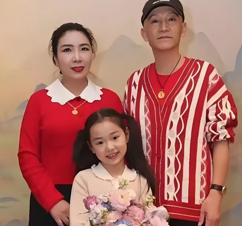 董璇和母亲都认为，张维伊和董璇的爸爸一模一样。

所以，董璇看到张维伊很亲切，有