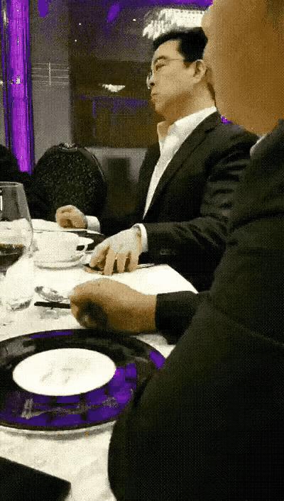 就因为这饭局我不在场，所以他们才敢做着吃……