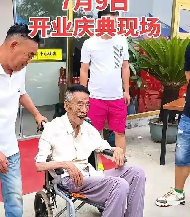 杨老先生以94岁高龄离世，其临终当日在35℃高温下被轮椅推至商场开业活动“站台”