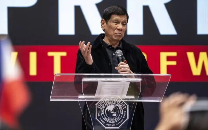菲律宾现在局势太危险了，政治斗争升级，搞不好要内战！杜特尔特带着女儿突然跑去香港