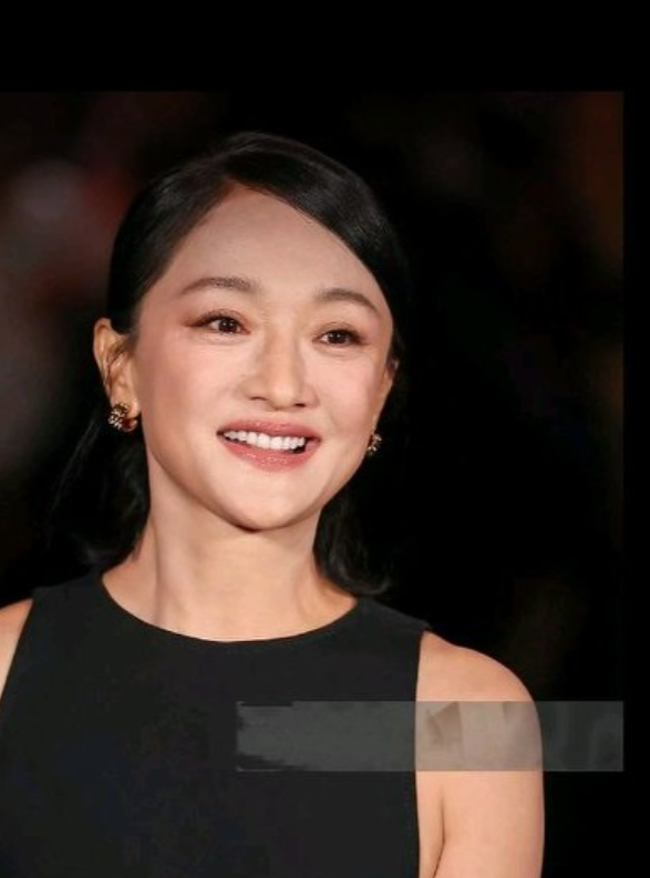 周迅51岁这状态真绝了！

自信大气慵懒范儿十足，气质随年龄飙升，自然老去更显魅
