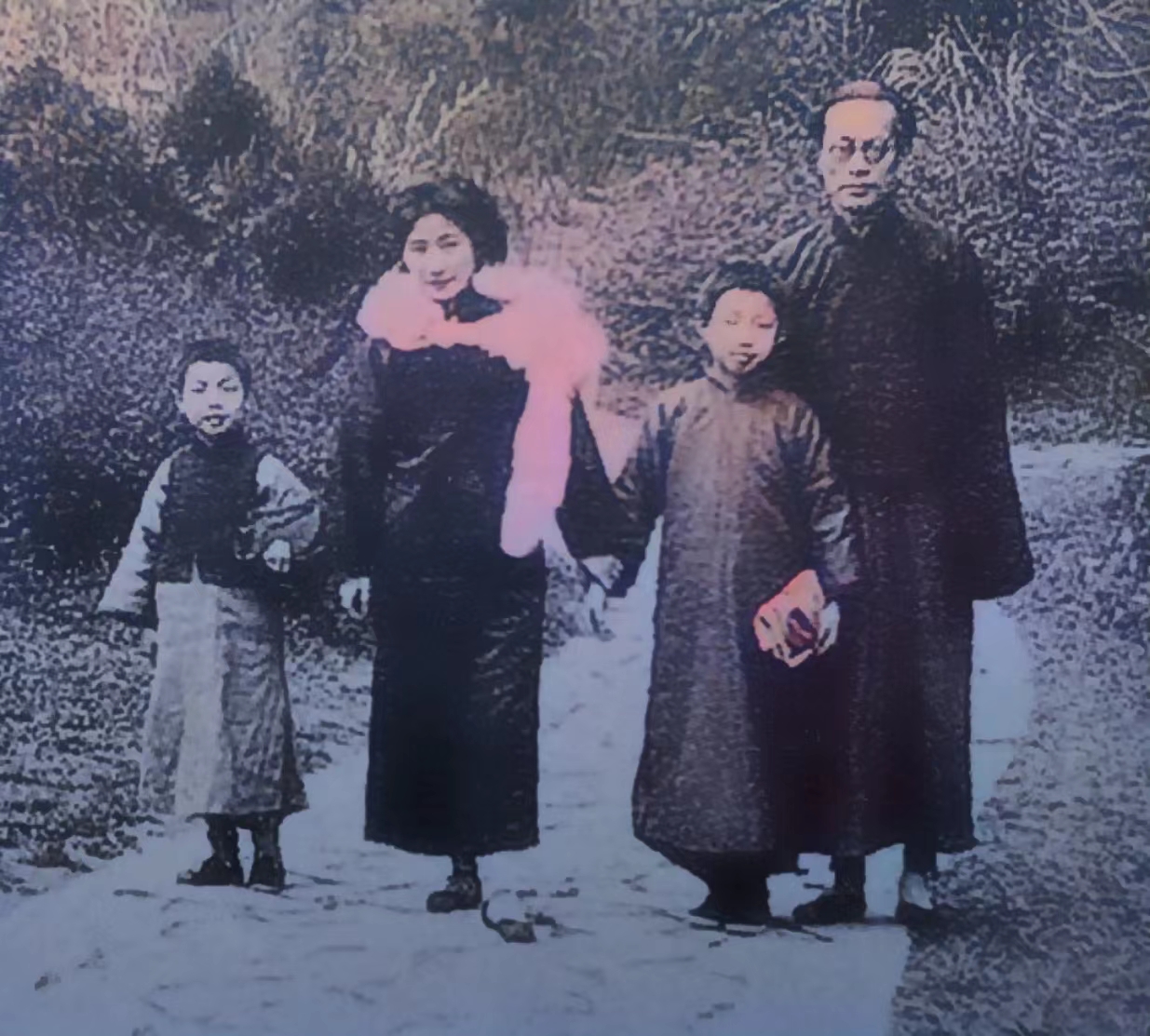 下图是徐志摩为陆小曼和翁瑞午拍下的。陆小曼着黑色旗袍，夸张的狐狸围脖在她身上毫不