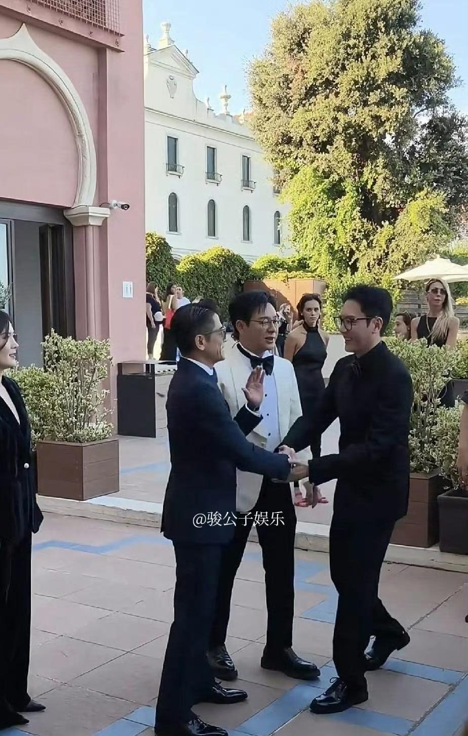 郭富城与张颂文、冯绍峰同框亮相，其神情状态令人印象深刻。尽管身高并不突出，但他由