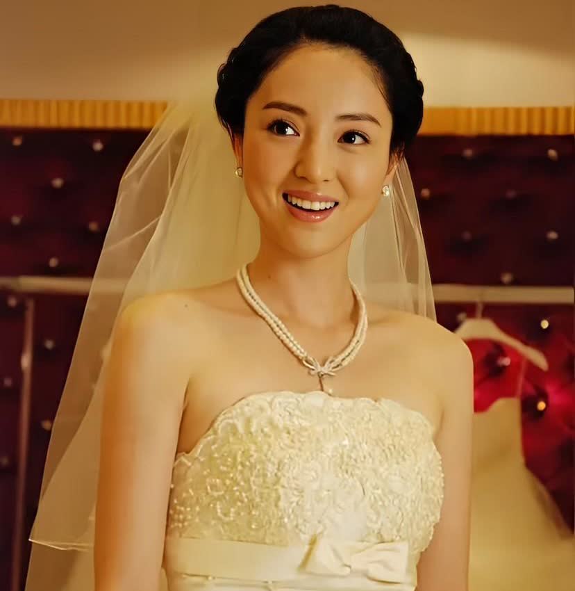 我敢打赌，
董璇的二婚生活，过的比99%的女人舒坦，
不是因为张维伊够爱她，