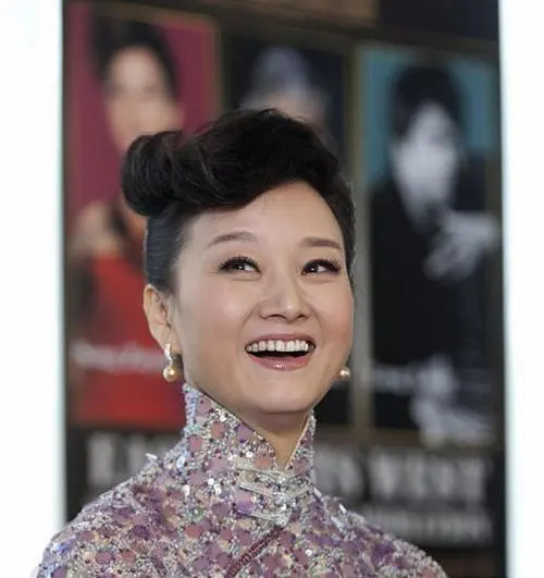 “你今天犯了三个错误，我说出来你必须要改正！”闫学晶演出结束之后，宋祖英当场指出