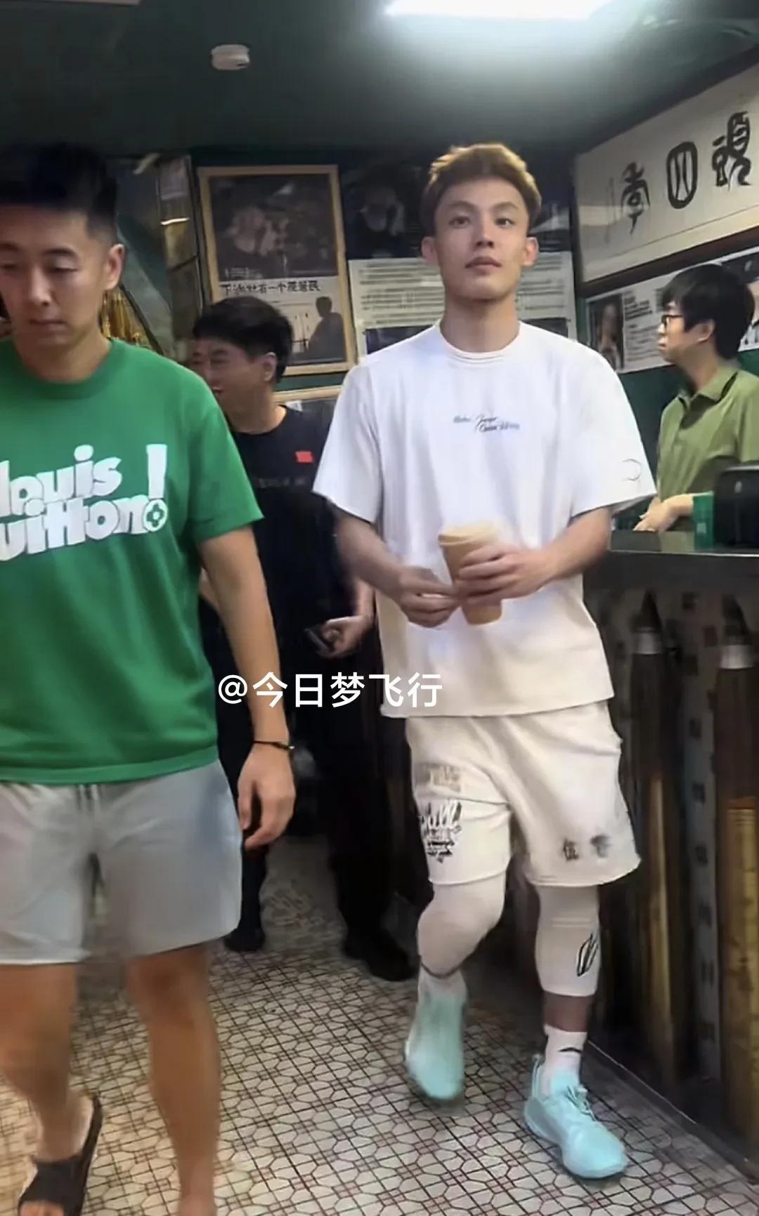徐杰光顾沙头四季！
昨晚，广东队球员徐杰光顾了沙头四季餐饮店。（见附图）
沙头四