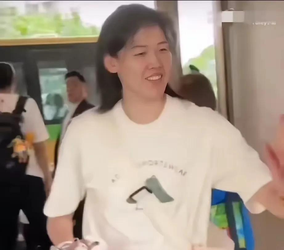 李盈莹在香港挺忙的
    李盈莹随队出征抵达香港后，一下车就和球迷拍手致意，接