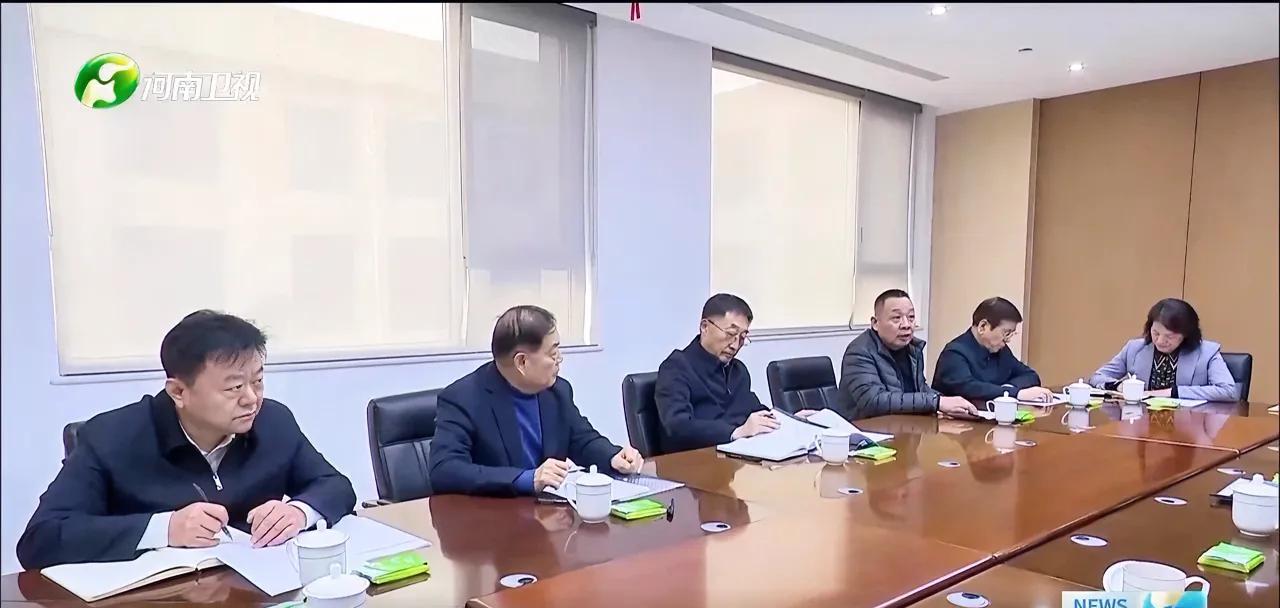 这张照片的细节太多了，
一是不讲排场，
看着就是一个企业普通小会议室，
二是没有