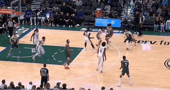 步行者弃将特纳真是太勇猛了！在今日雄鹿对阵活塞的第三节比赛中，特纳持球突入禁区，