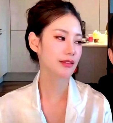 马筱梅，可太真实啦！直播卖粽子的时候，她接连吃了6个粽子。吃完后，汪小菲问她：“