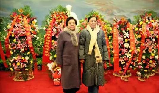 2010年12月26日，吴桂贤（左）和谢静宜（右）参加毛主席诞辰116周年纪念活