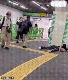 日本警察救助倒地年轻人的视频火了！原来日本警察还有“小妙招”[捂脸]
消息来源：