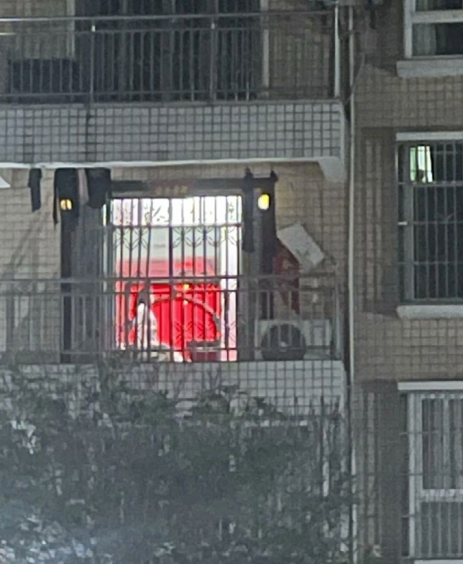 每天都能看到她走过去，我不是被缠上了吧？