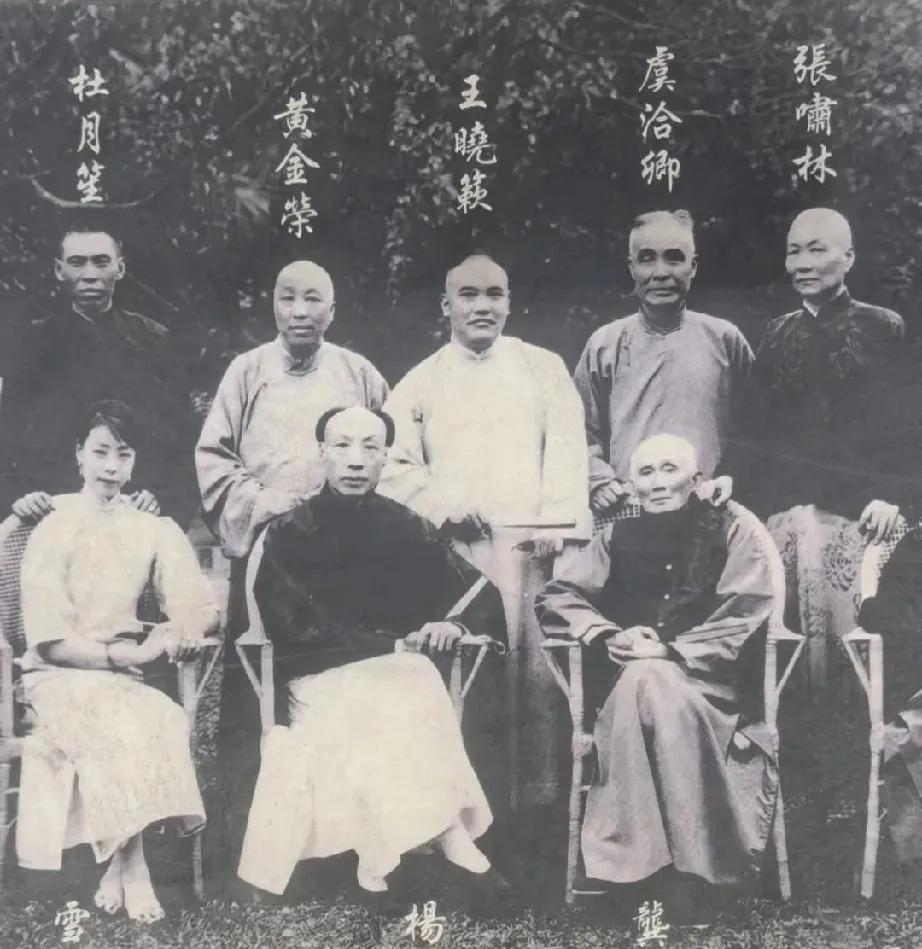 这张旧照定格了旧上海的风云际会。图中人物都是民国时期上海滩有影响力的人物：
杜月