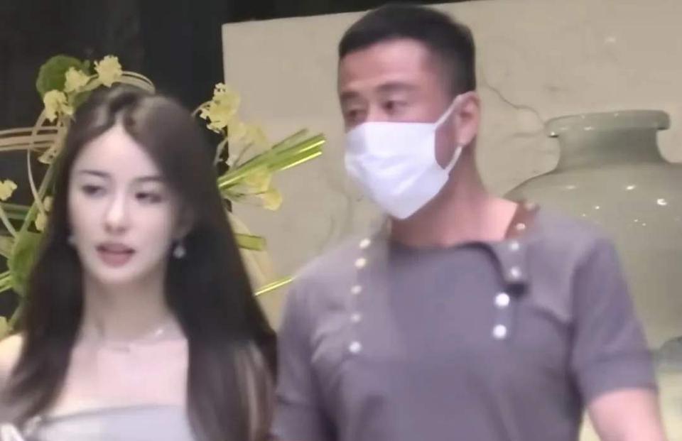52岁杨坤终于不单身了？牵手黑长直美女回酒店，下车时十指紧扣甜到齁！
这两天狗仔