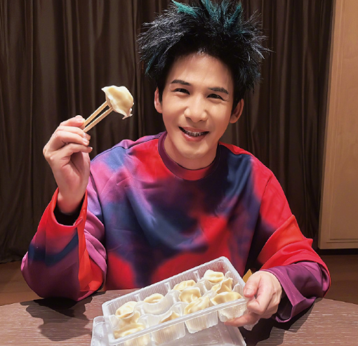 知名男歌手自曝：被砸车

11月12日，话题“大张伟欧洲被砸车以为节目组整蛊”登