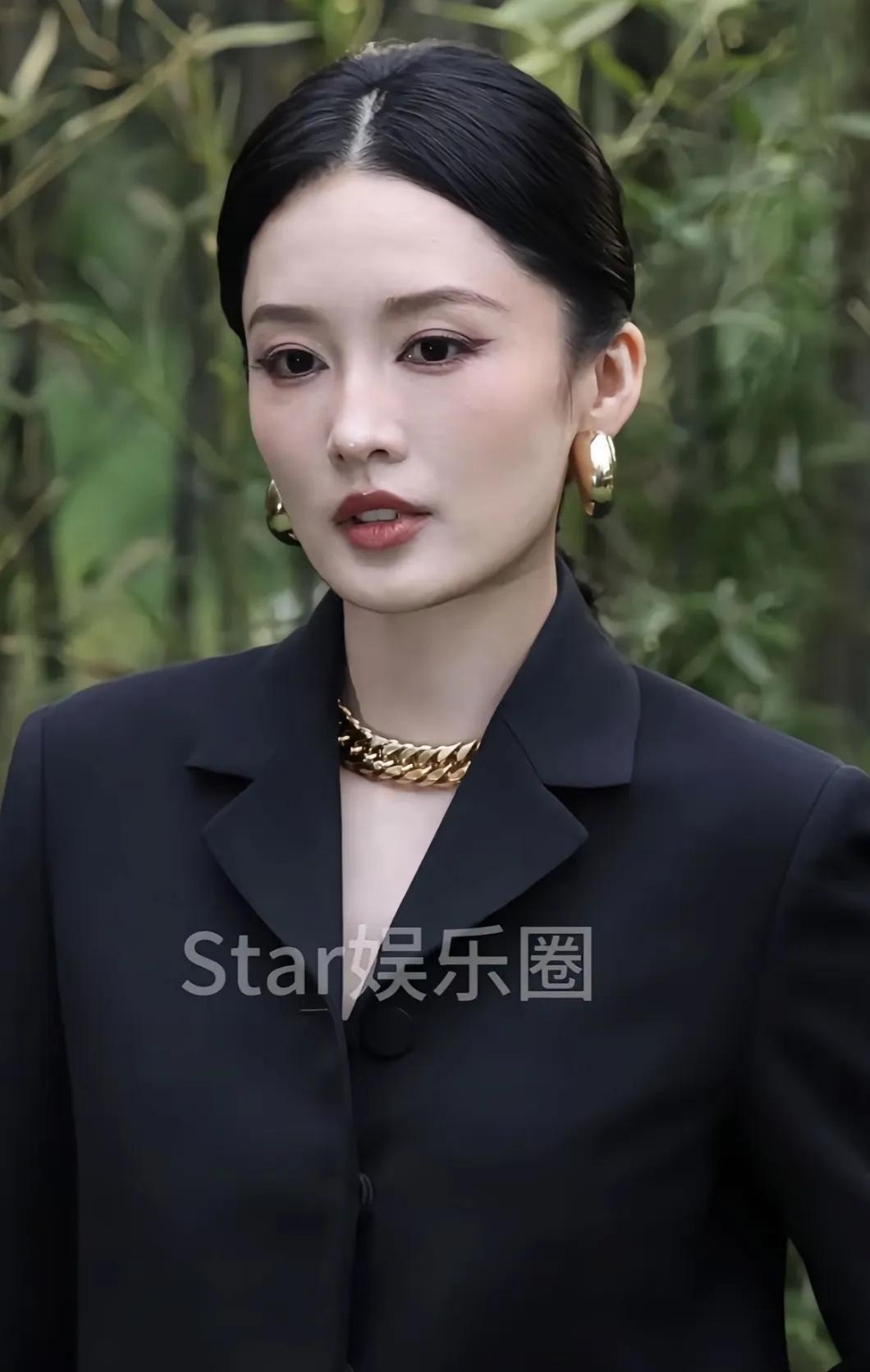 这算很美了，能这么怼着拍，还这么美，在现场肯定更美，原相机拍的比本人丑多了，皱纹