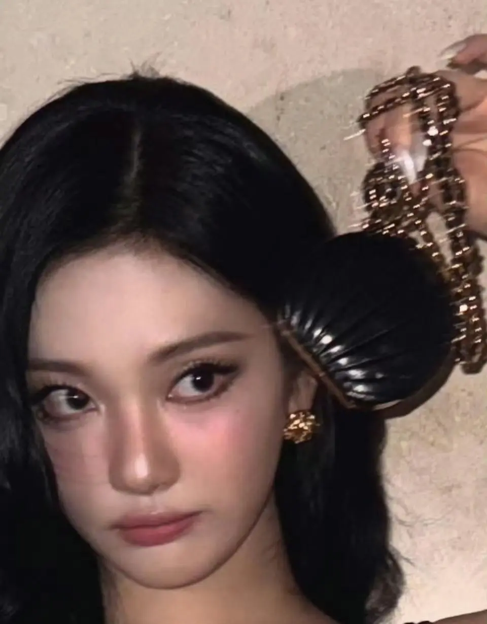 宁艺卓一组香奈儿黑色长裙氛围感造型大片