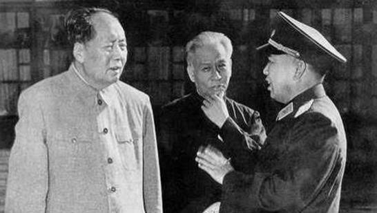 1952年毛主席接见刘亚楼，得知空军花费后，主席：你给我敬个礼