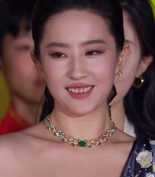 有网友说刘亦菲牙龈和牙齿是唯一的美中不足