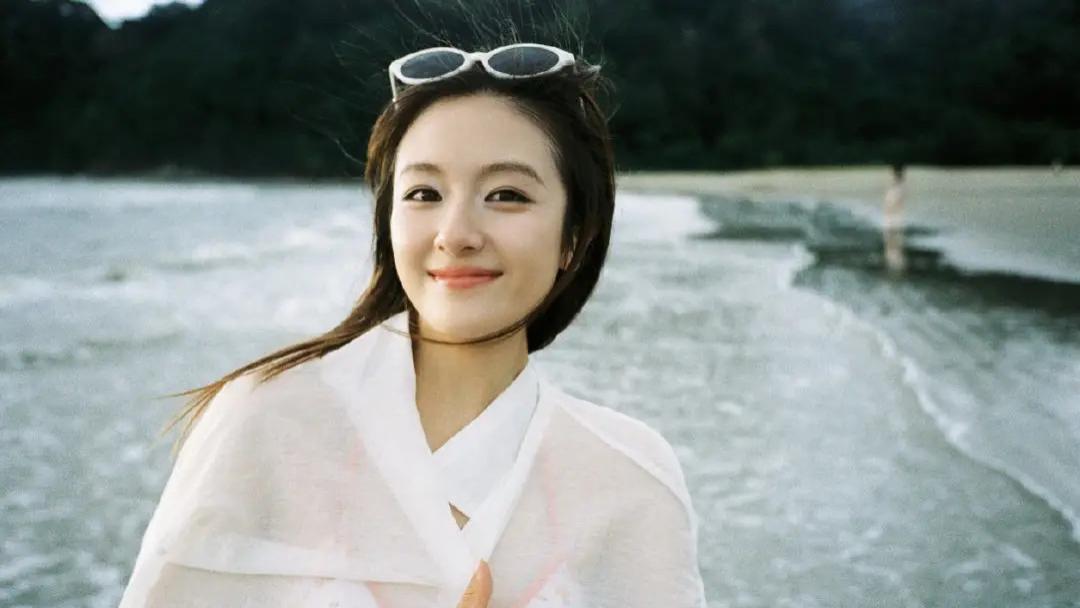 李兰迪海边写真刷屏：从“余周周”到活力女神的惊艳蜕变