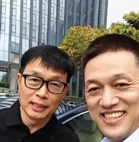 销售，华为早年就总结了，优先发展同学、同乡这些熟人关系。
蔚来et9首台车卖给