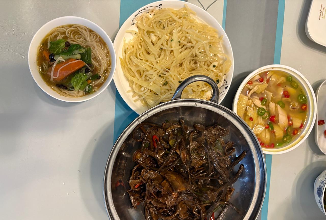 上班族的晚餐，简简单单。
买了两个菜，一个是土豆丝，还有一个腊肉炒茶树菇，然后买