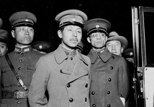 1914年，张作霖面试保镖时，突然遇到了歹人行刺，三位应试者反应迅捷，拔出手枪就