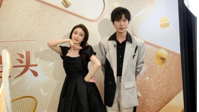 炸锅！张小婉左凌峰被曝同居！从舞台情侣到现实甜蜜，细节糖份超标！