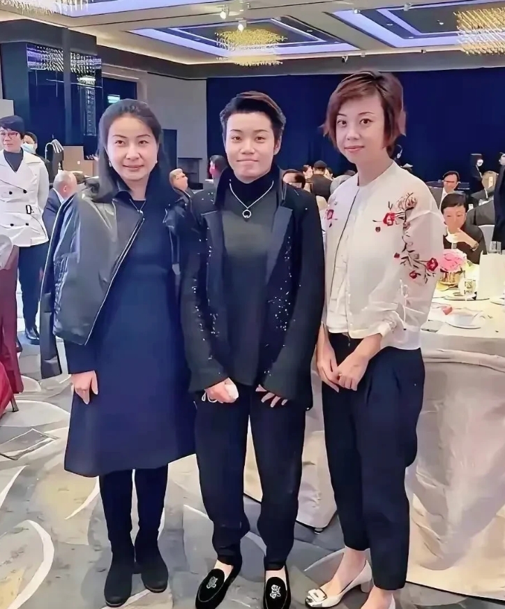 谁能告诉我中间的那个是谁吗？

左边这个是郭晶晶，右边那个是张怡宁，中间的那个是