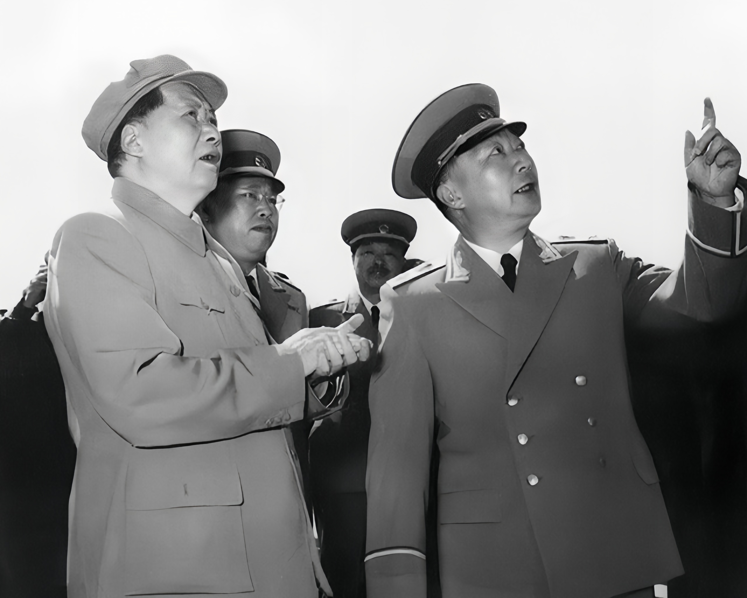 1950年10月19日，当代总参谋长聂荣臻元帅走进毛主席的卧室，汇报说，主席，部