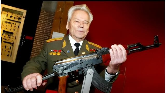 苏联让中国生产AK47，厂长拿到图纸眼前一亮，连说几句：好枪！