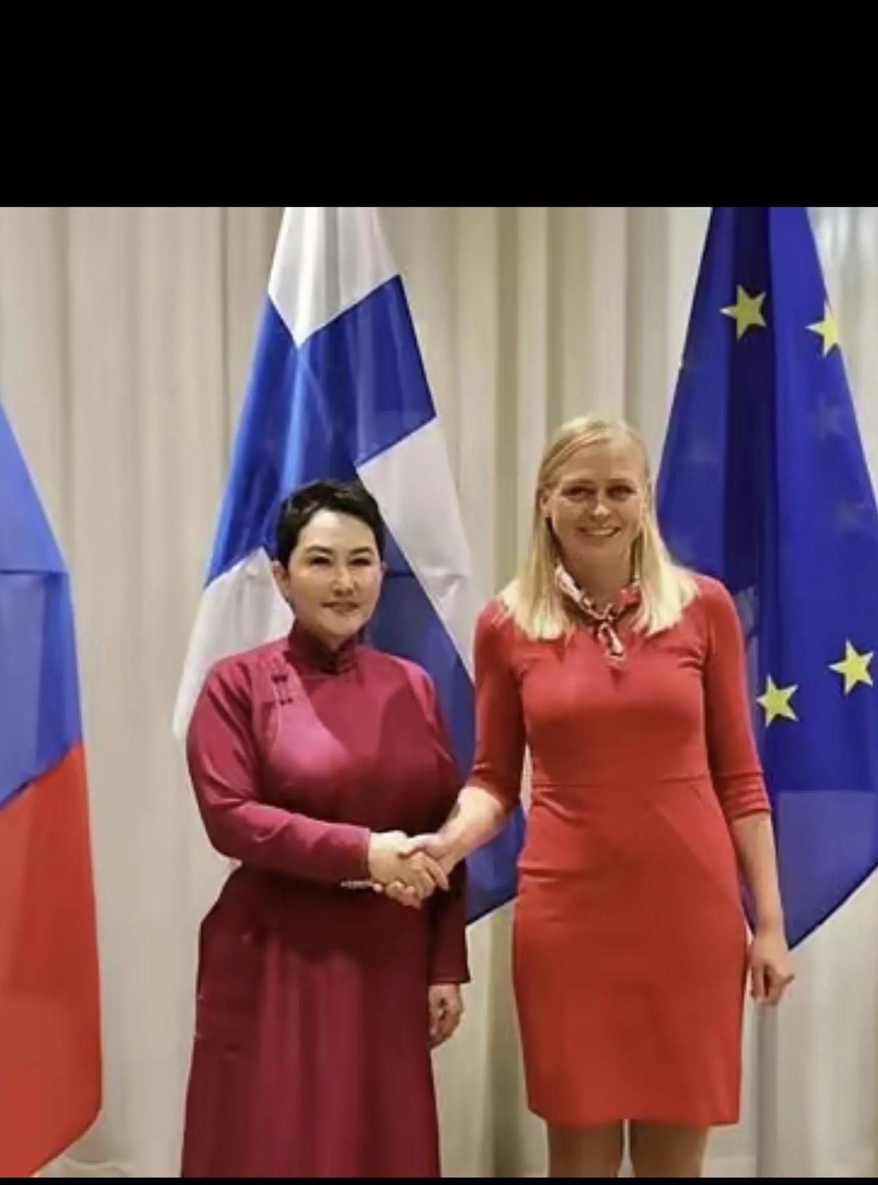 下面这张照片中左边这位壮硕的女士是蒙古国的外交部长巴特策策格，而左边这位高大的女