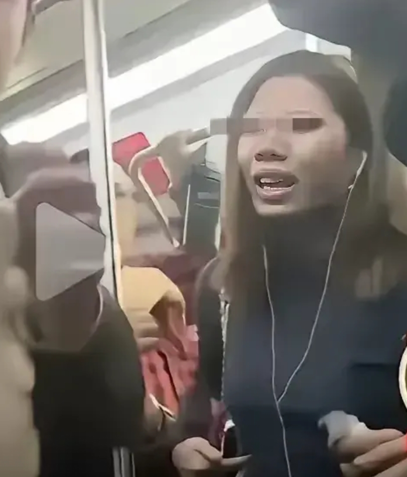 对于上海地铁不明液体事件，当网友们看到女子的相貌之后，都在说女子不漂亮，说男子亏