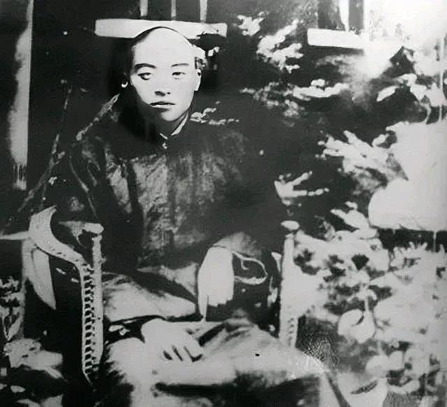 杨靖宇在开封求学时的照片，是他生前唯一留下一张照片，在干革命时留个家人为信物。向