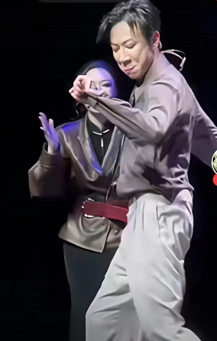董大美人看上他啥？

有人说得好，普通人都看不上，她一个明星大美女竟然看上这款，