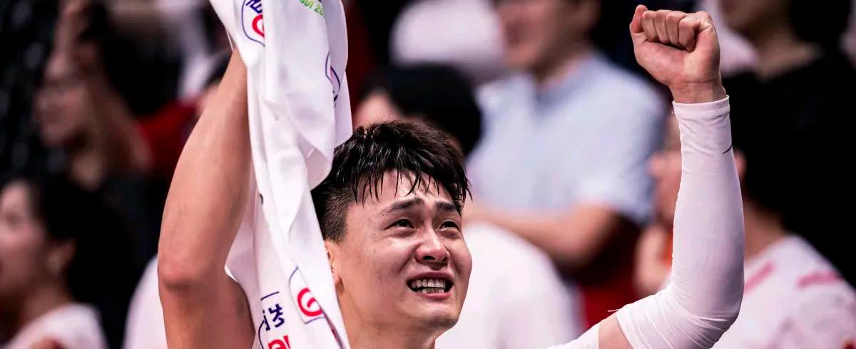 想进奥运？只剩一条缝

比高考还窄

2019年世界杯，周琦边线球失误，